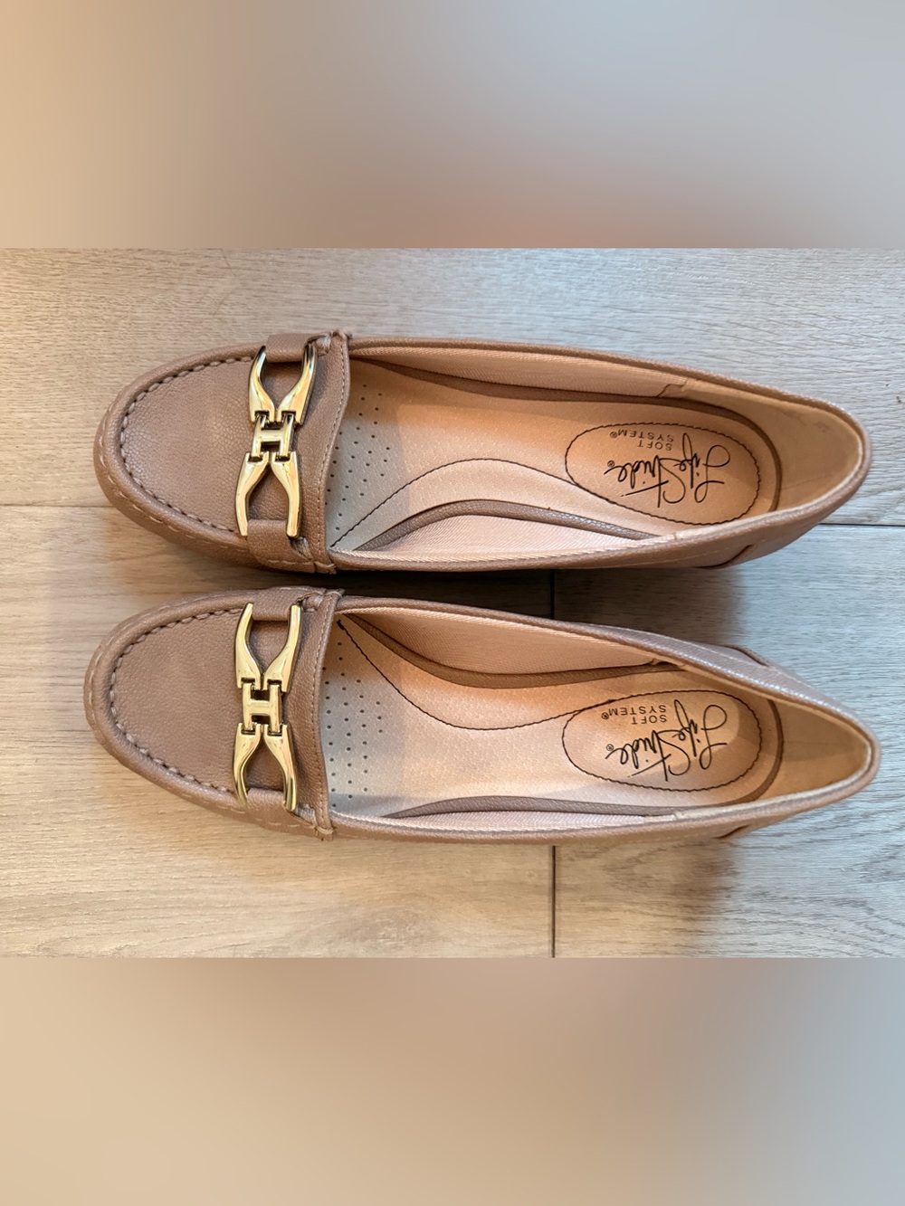 Lifestride Womens Tan Small Heel Shoes  gold Buckle Size 6.5